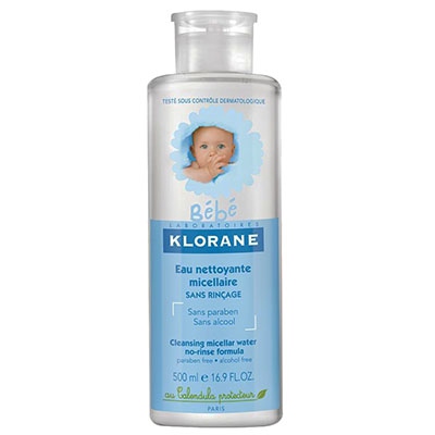 L'eau nettoyante sans rinçage bébé Klorane nettoie le visage, les